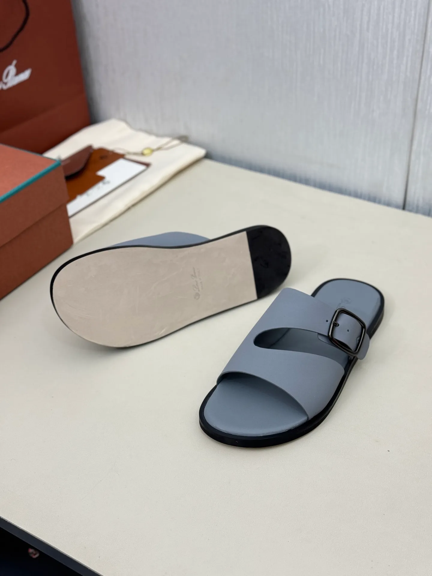 👟👟Ex-factory price 480👟👟 LP Loro Piana*👉Top genuine high-end early spring model👉Buy the original 1:1 copy💯💯💯 Founded the existing Loro Piana company on April 24, 1924. It is now the sixth generation of family business, providing high-quality products to customers who are discerning about taste and quality. ❤️Imported silk calfskin fabric, imported grade A sweat-absorbent and breathable lining 💯💯💯 Purely handmade 💯Authentic packaging Original one-to-one molded outsole The favorite sandals of Middle Eastern tycoons Code number: 38-46 (38, 45, 46 customized)
